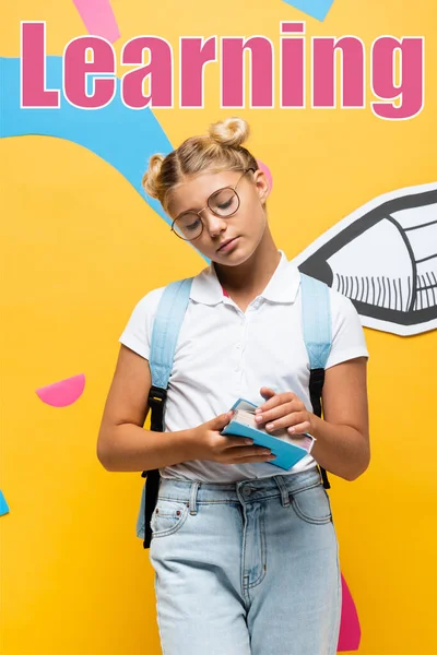 Pupila Pensativa Gafas Con Libro Cerca Lápiz Papel Letras Aprendizaje — Foto de Stock