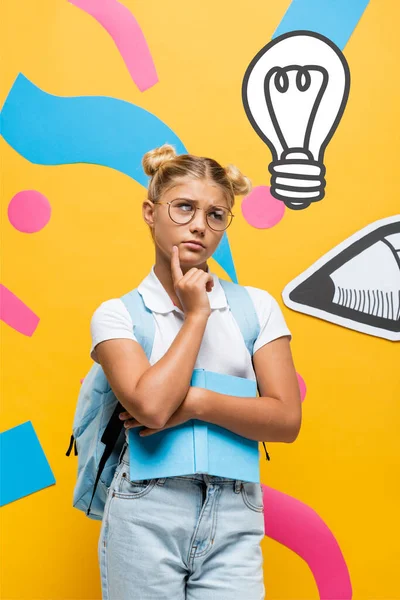 Nachdenkliches Schulmädchen Mit Brille Das Wegschaut Während Buch Der Nähe — Stockfoto