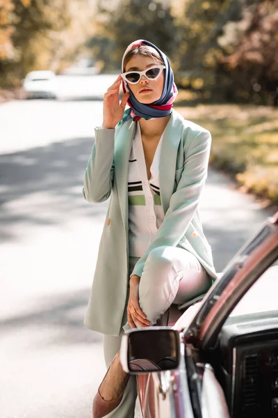 Fashionable Woman Touching Sunglasses Auto Road Blurred Foreground — Stock Photo, Image