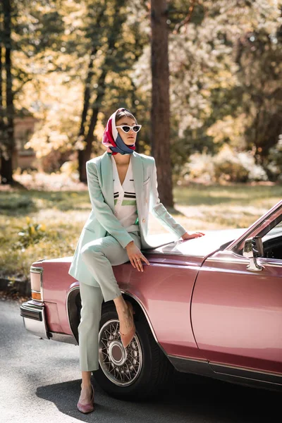 Modieuze Vrouw Hoofddoek Zonnebril Staan Buurt Van Retro Auto Weg — Stockfoto