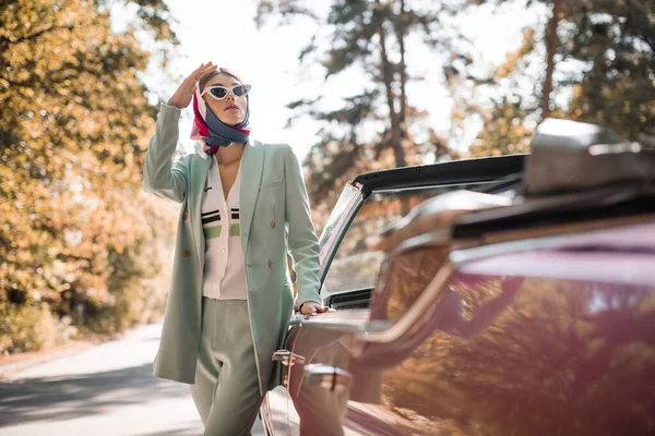 Junge Elegante Frau Mit Sonnenbrille Blickt Der Nähe Von Auto — Stockfoto