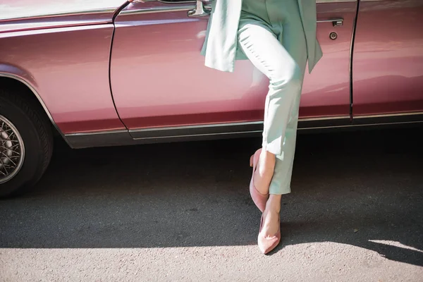 Обрізаний Вид Елегантної Жінки Стоїть Біля Ретро Автомобіля Дорозі — стокове фото
