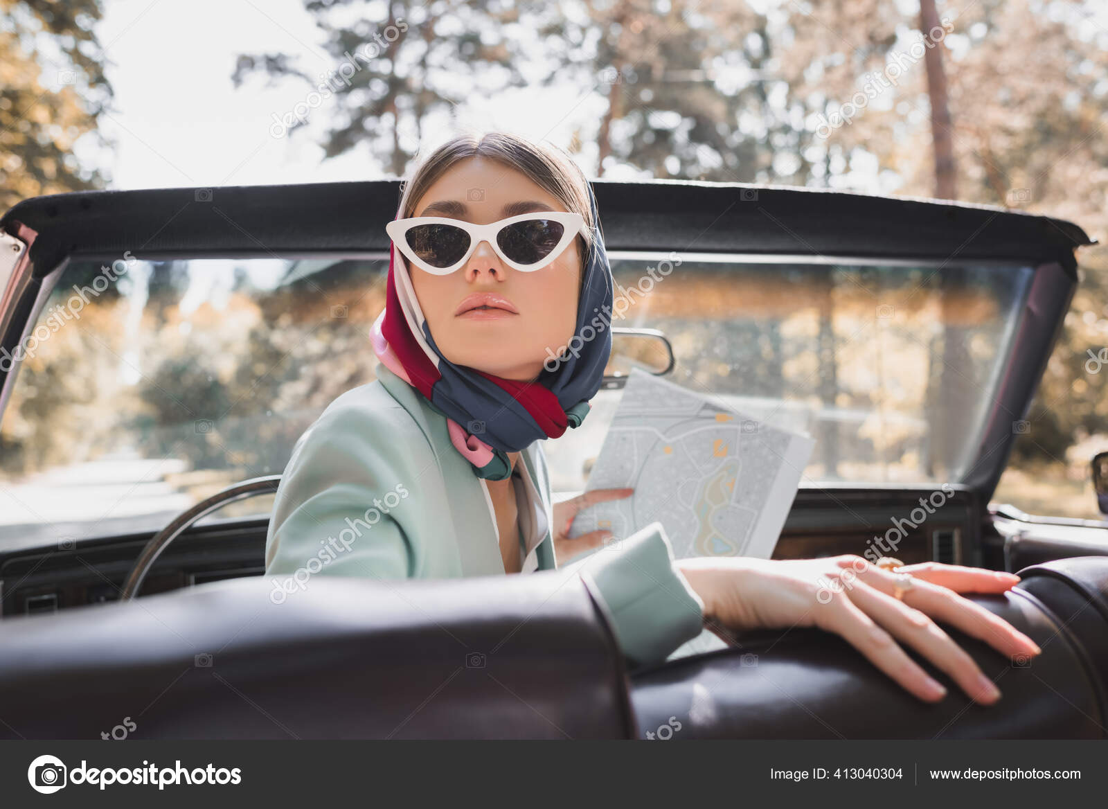 Stilfuld Kvinde Solbriller Kort Retro Bil Sløret Forgrund — Stock-foto © HayDmitriy #413040304