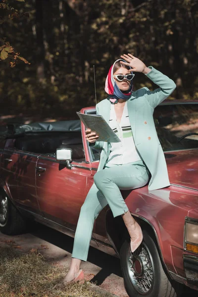 Stylish Woman Sunglasses Holding Map Looking Away Vintage Car Road — Stock Photo, Image