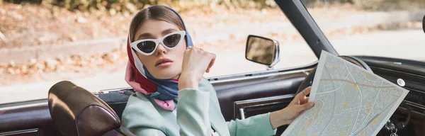 Elegante Mujer Sosteniendo Mapa Auto Vintage Bandera — Foto de Stock