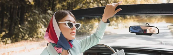 Elegante Donna Occhiali Sole Guardando Lontano Auto Banner — Foto Stock