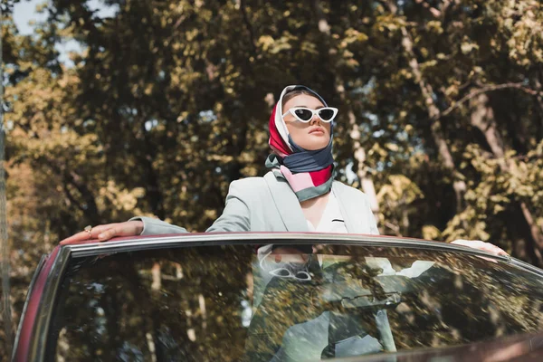 Young Woman Sunglasses Standing Roofless Car Blurred Foreground Outdoors — Stock Photo, Image