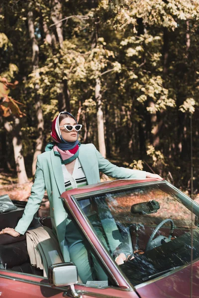 Elegant Woman Sunglasses Looking Away Roofless Car Blurred Foreground — Stock Photo, Image