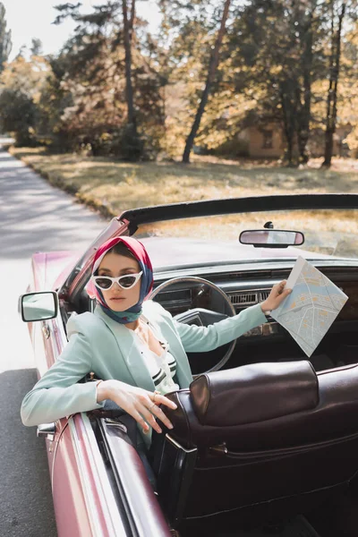 Стильна Жінка Тримає Карту Сидячи Водійському Сидінні Кабіни Автомобіля Дорозі — стокове фото
