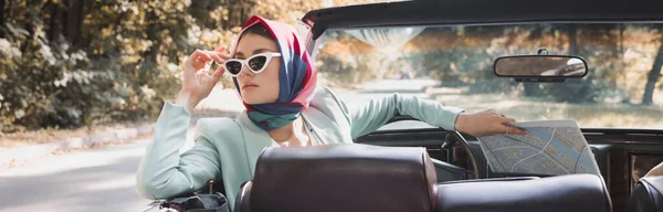 Mulher Com Mapa Tocando Óculos Sol Carro Sem Telhado Primeiro — Fotografia de Stock