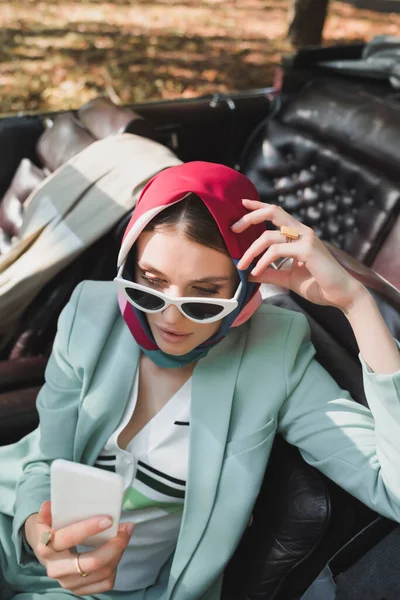 Mujer Elegante Usando Smartphone Coche Vintage Sobre Fondo Borroso — Foto de Stock