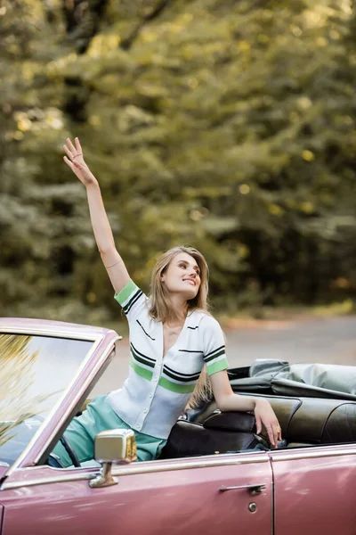 Lächelnde Frau Schaut Weg Während Sie Cabrio Sitzt Und Die — Stockfoto