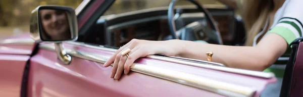 Cabriolet Otururken Yan Aynaya Bakan Kadın Manzarası — Stok fotoğraf