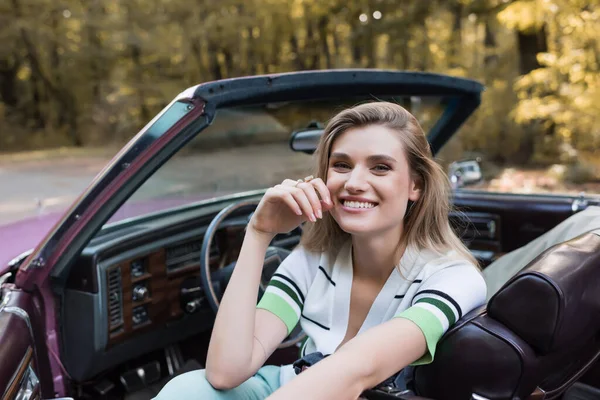 Feliz Joven Mujer Mirando Cámara Mientras Está Sentado Cabriolet Vintage — Foto de Stock