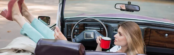 Junge Frau Mit Kaffeebecher Und Landkarte Cabriolet Sitzend Mit Erhobenen — Stockfoto