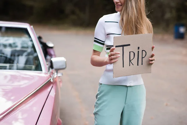 Cabriolet Yakınındaki Bulanık Arkaplanda Trip Harfleri Olan Bir Kadın Görüntüsü — Stok fotoğraf