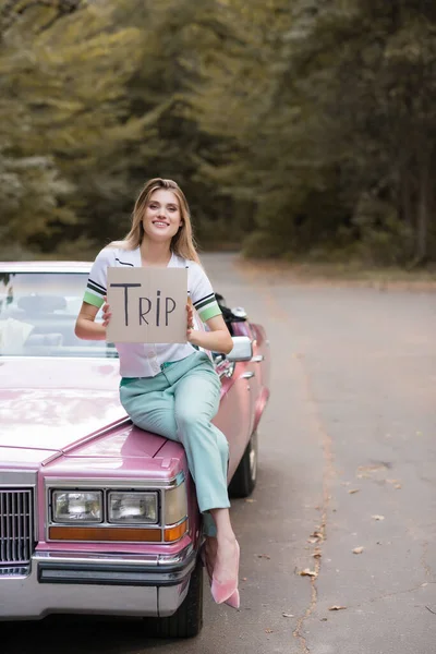 Sonriente Mujer Con Estilo Mirando Cámara Mientras Está Sentado Cabriolet — Foto de Stock