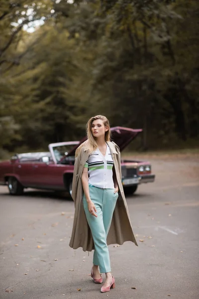 Mujer Joven Elegante Caminando Con Mano Bolsillo Cerca Cabriolet Roto — Foto de Stock