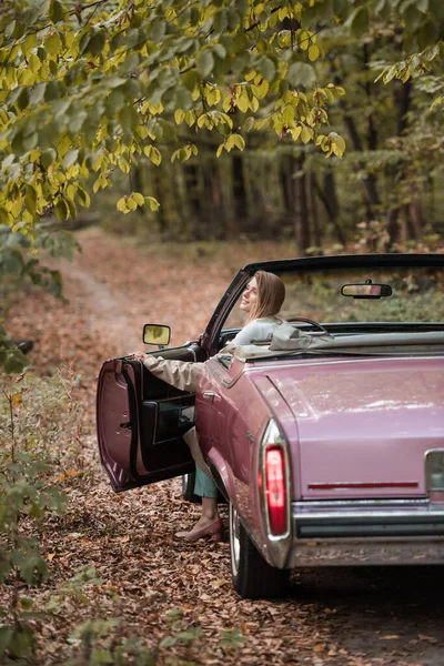Mujer Joven Abrigo Abriendo Puerta Mientras Está Sentado Cabriolet Vintage — Foto de Stock