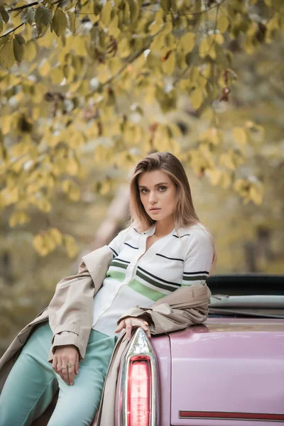Young Stylish Woman Looking Camera While Leaning Cabriolet Forest — Stock Photo, Image
