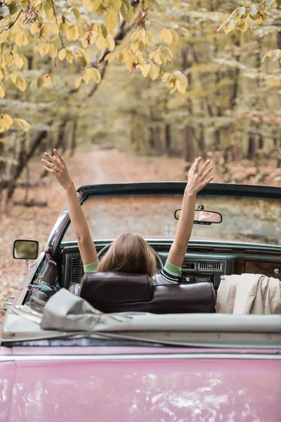 Ormandaki Retro Cabriolet Oturan Genç Kadının Arka Görüntüsü — Stok fotoğraf