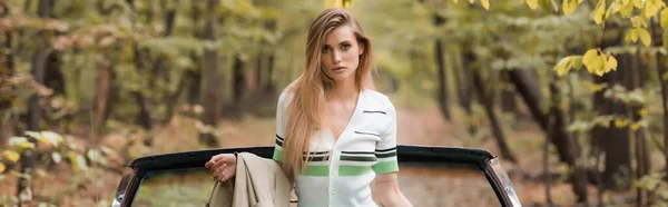 Young Woman Holding Cape Looking Camera While Posing Convertible Car — Stock Photo, Image