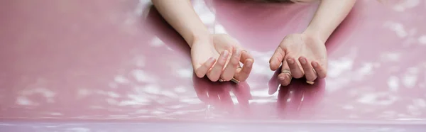 Vista Parziale Delle Mani Femminili Sul Cofano Dell Auto Banner — Foto Stock