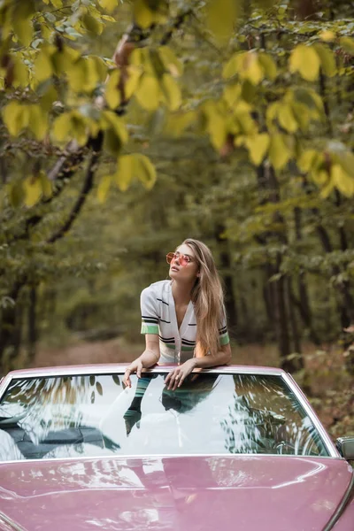 Young Woman Sunglasses Looking Away While Leaning Windshield Convertible Car — Stock Photo, Image