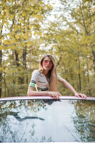 Stylish Woman Sunglasses Looking Camera While Leaning Windshield Cabriolet — Stock Photo, Image