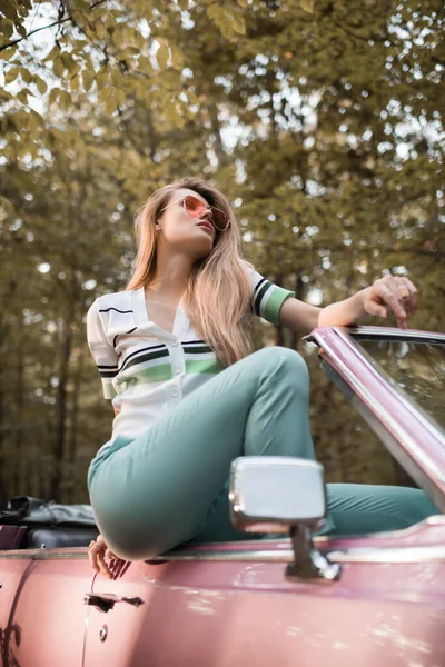 Young Woman Sunglasses Looking Away While Posing Convertible Car Blurred — Stock Photo, Image