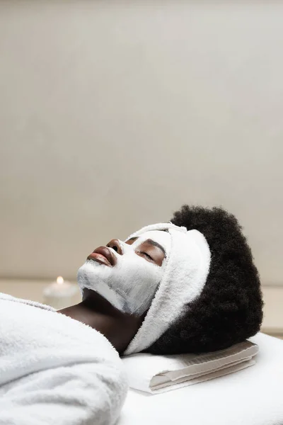 Femme Afro Américaine Bouclée Couchée Avec Masque Facial Avec Bougie — Photo