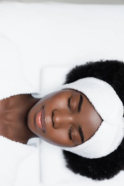 Vista Superior Mujer Afroamericana Con Diadema Blanca Descansando Salón Spa — Foto de Stock