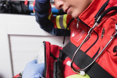 Ambulans arabasında steteskoplu sağlık görevlisi görüntüsü. 