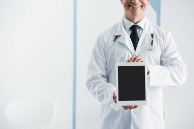 Klinikte dijital tableti gösteren steteskoplu doktor görüşü 