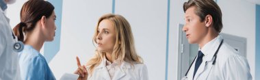 Doktorun dijital tabletli hemşire ve klinikteki meslektaşlarını işaret ettiği web sitesi başlığı 