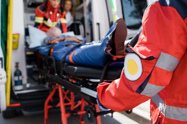 Sanitäter Mit Patient Der Nähe Von Kollege Und Arzt Rettungswagen — Stockfoto