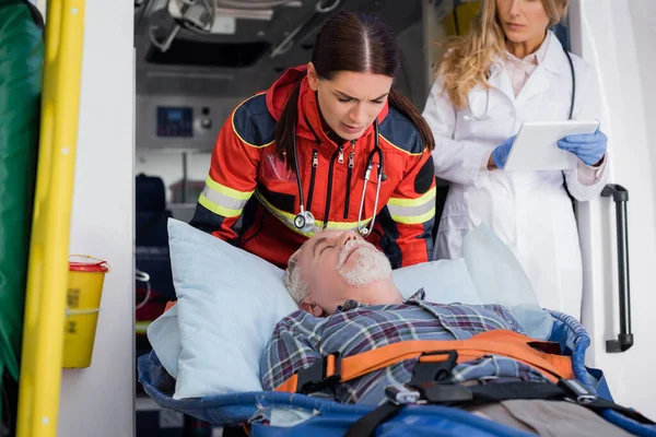 Selektiver Fokus Von Sanitätern Uniform Die Mit Digitalem Tablet Rettungswagen — Stockfoto