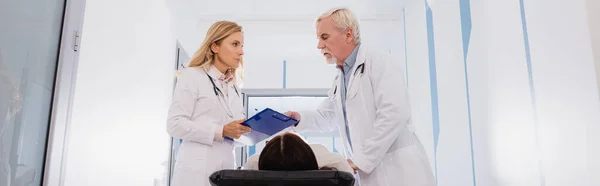 Website Header Doctors Stethoscopes Clipboard Standing Ill Woman Stretcher Clinic — Stock Photo, Image