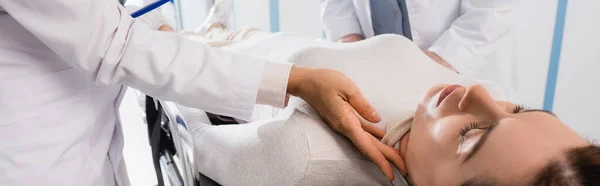 Panoramic Shot Doctor Checking Pulse Woman Stretcher Clinic — Stock Photo, Image