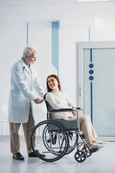 Behinderter Patient Sitzt Rollstuhl Neben Oberarzt Klinik — Stockfoto