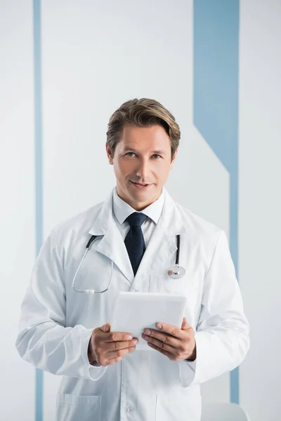 Arzt Weißen Kittel Hält Digitales Tablet Klinik — Stockfoto
