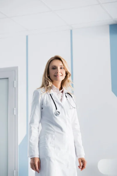 Blonde Ärztin Schaut Kamera Krankenhaus — Stockfoto