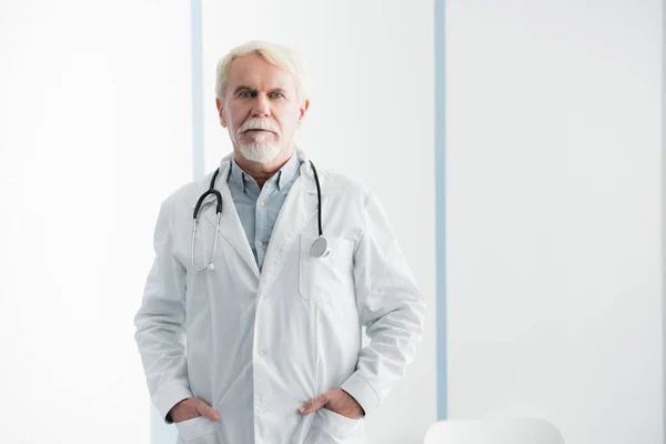 Medico Anziano Con Mani Tasca Guardando Fotocamera Ospedale — Foto Stock