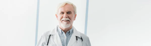 Website Header Elderly Doctor White Coat Looking Camera Clinic — Stock Photo, Image