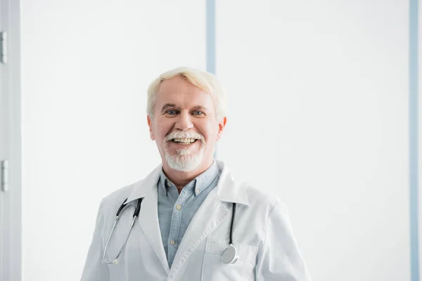 Gray Haired Doctor Stethoscope Neck Looking Camera Hospital — Stock Photo, Image