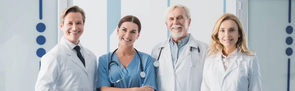 Imagem Panorâmica Equipe Hospital Olhando Para Câmera Clínica — Fotografia de Stock