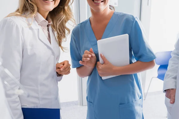 Vista Cortada Enfermeira Com Tablet Digital Perto Médicos Clínica — Fotografia de Stock