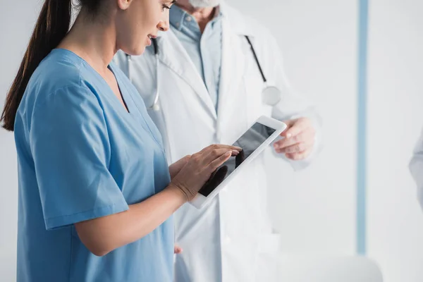 Vue Recadrée Infirmière Utilisant Une Tablette Numérique Près Médecin Clinique — Photo