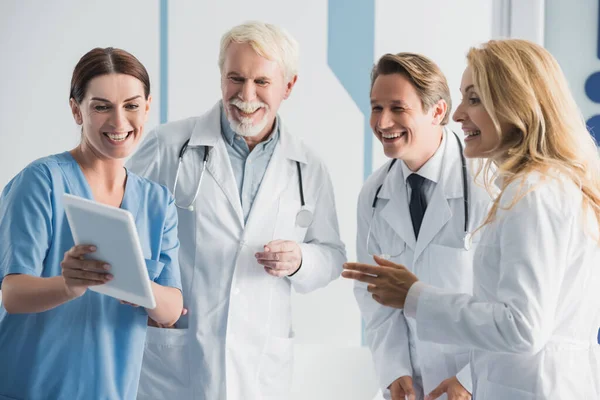 Вибірковий Фокус Медсестри Тримає Цифровий Планшет Біля Лікарів Клініці — стокове фото