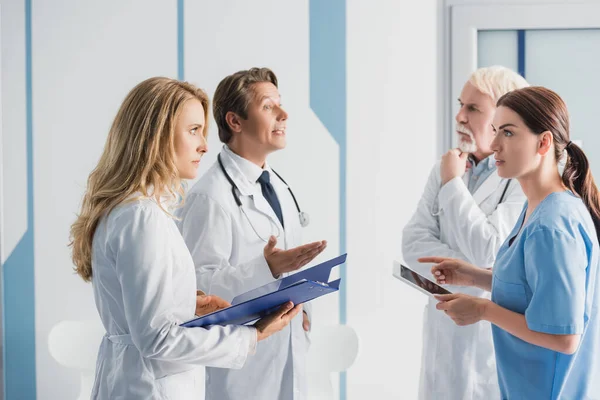 Selective Focus Doctors Clipboard Nurse Digital Tablet Talking Clinic — Stock Photo, Image